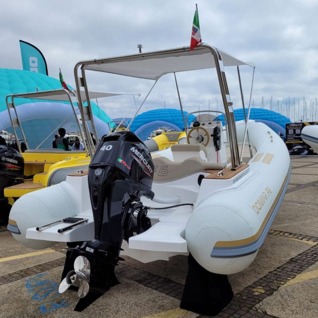 Manufatti in vetroresina per D'oriano marine F6